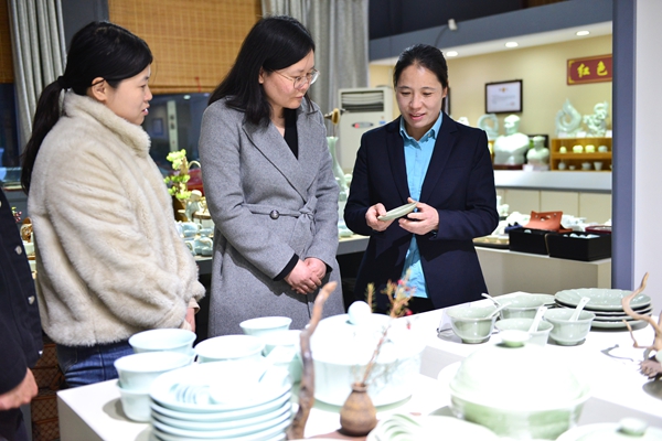 廷怀汝瓷工作人员向客户介绍汝瓷产品.jpg