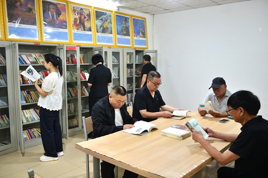 居委会阅览室阅读氛围浓.JPG