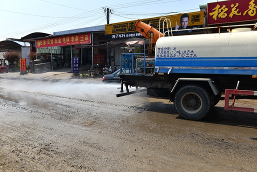 洒水车现场作业消除施工尘土.JPG