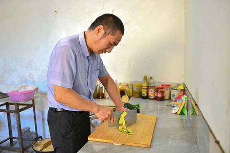 苏志强正在准备晚饭.JPG