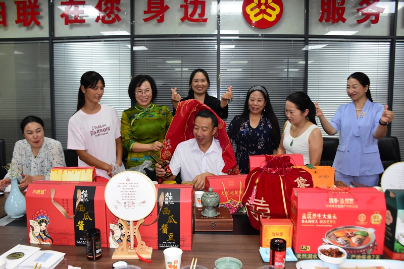 李学伟推介巧媳妇产品——小眼妹西瓜酱豆.JPG